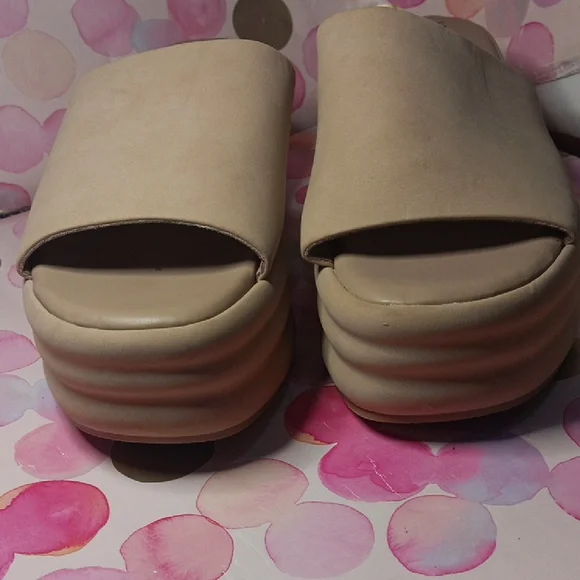 No Boundaries Beige Platform Slides - Picture 4 of 9